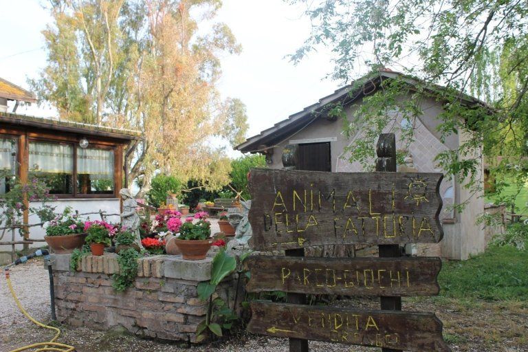 insegne di legno davanti all'agriturismo