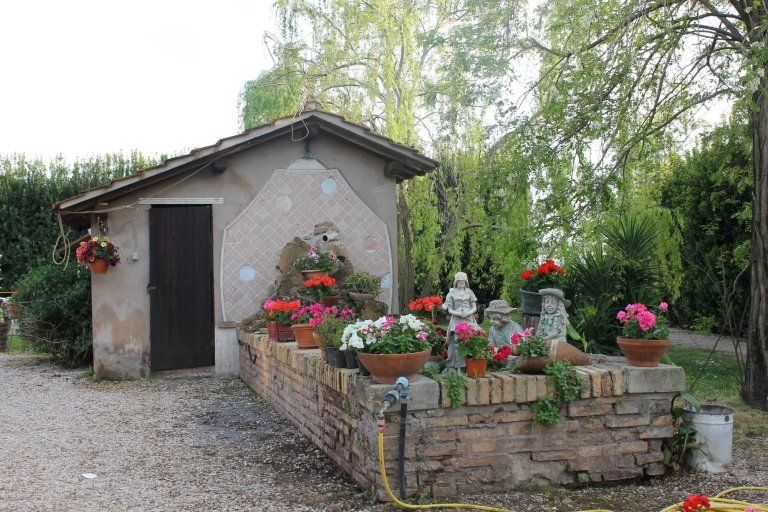 fioriere davanti all'agriturismo