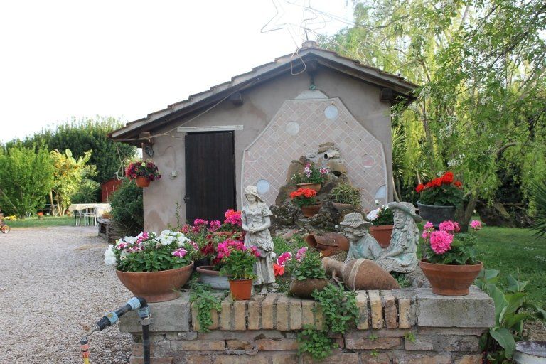 vasi di fiori davanti all'agriturismo
