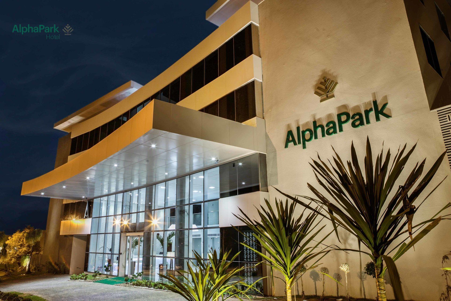 Um grande edifício com a palavra alphapark nele