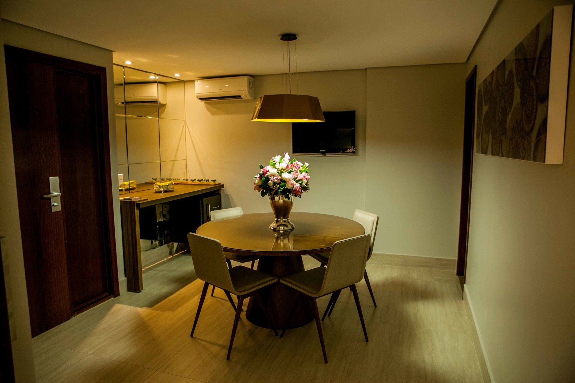 Uma sala de jantar com uma mesa redonda e cadeiras