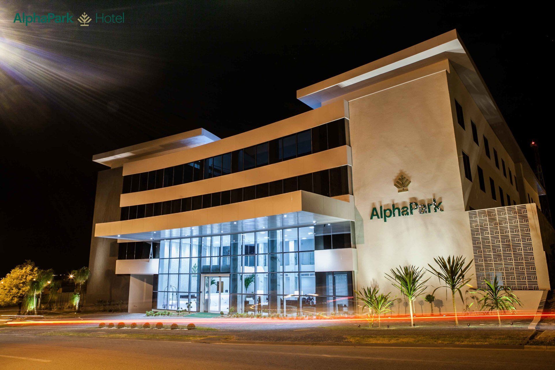 Um grande edifício com a palavra alphapark nele