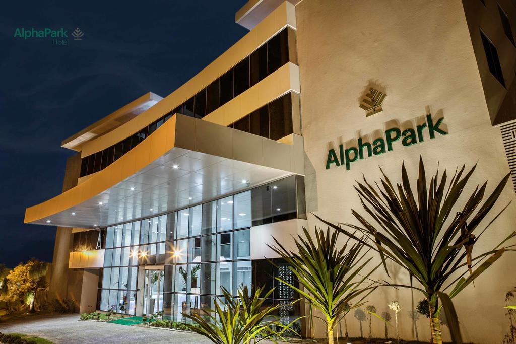 Um grande edifício com a palavra alphapark nele