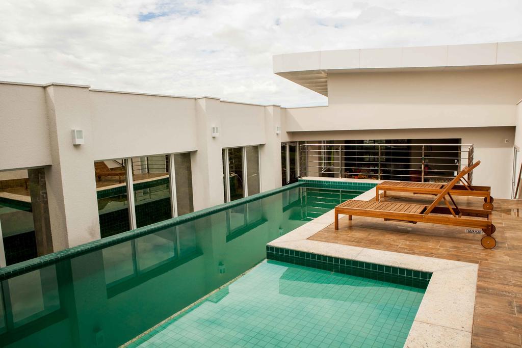 Há uma grande piscina no meio de um prédio.