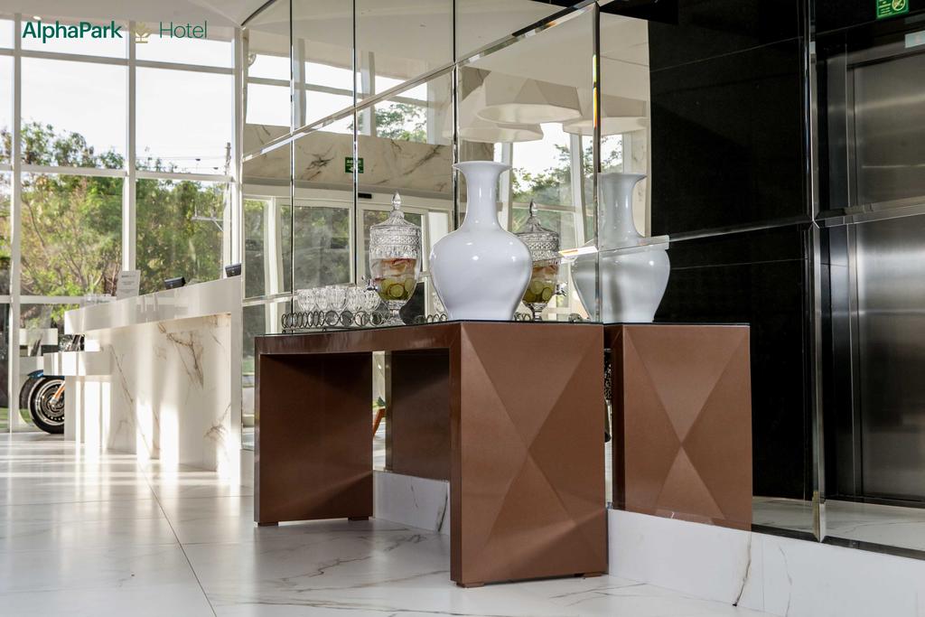 Um saguão com uma mesa e vasos