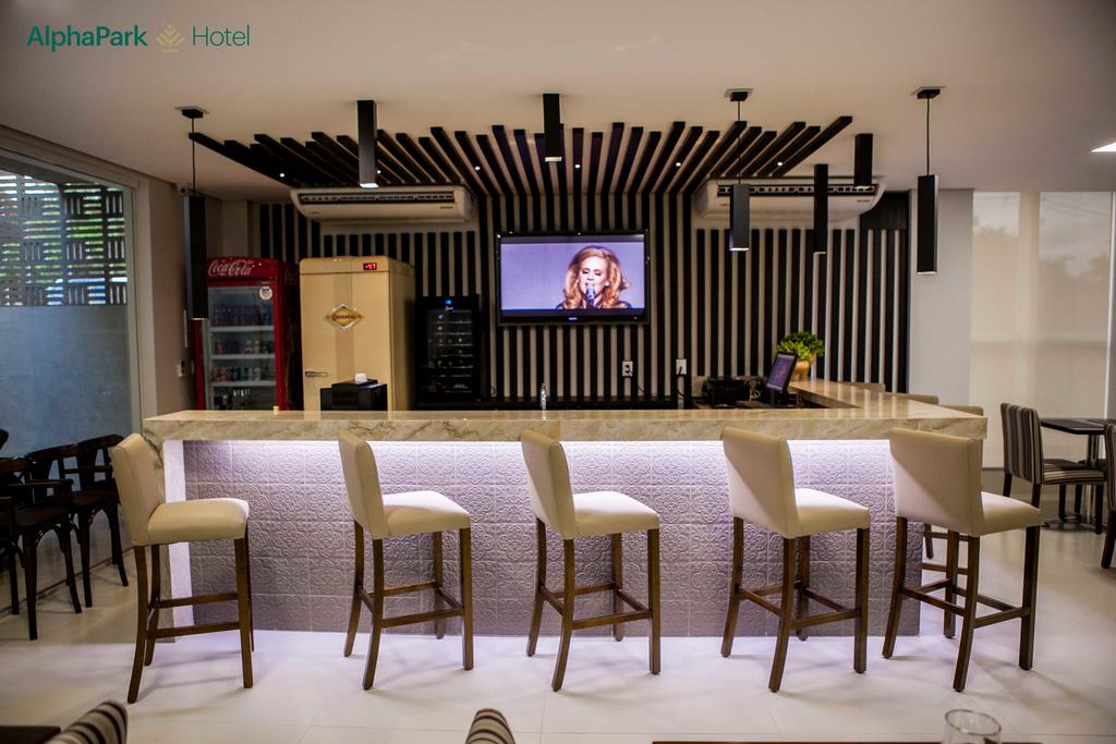 Um bar com bancos e uma TV na parede