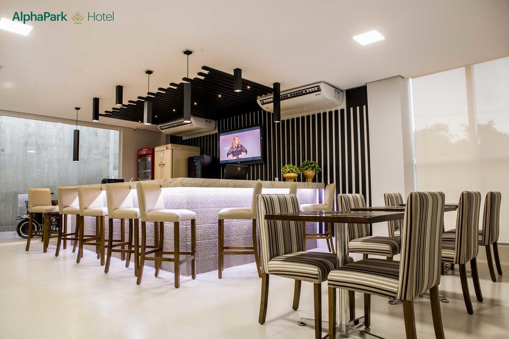Um restaurante com mesas e cadeiras e um bar