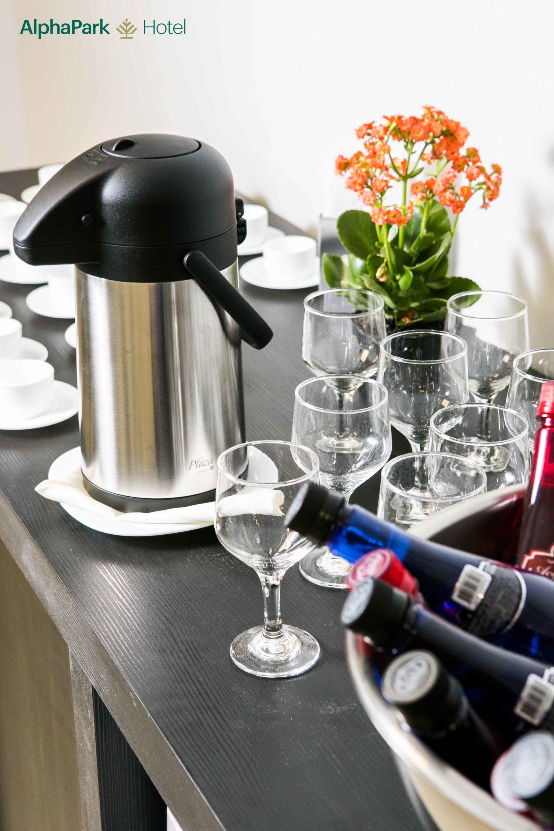 Uma mesa com garrafas de vinho e copos sobre ela
