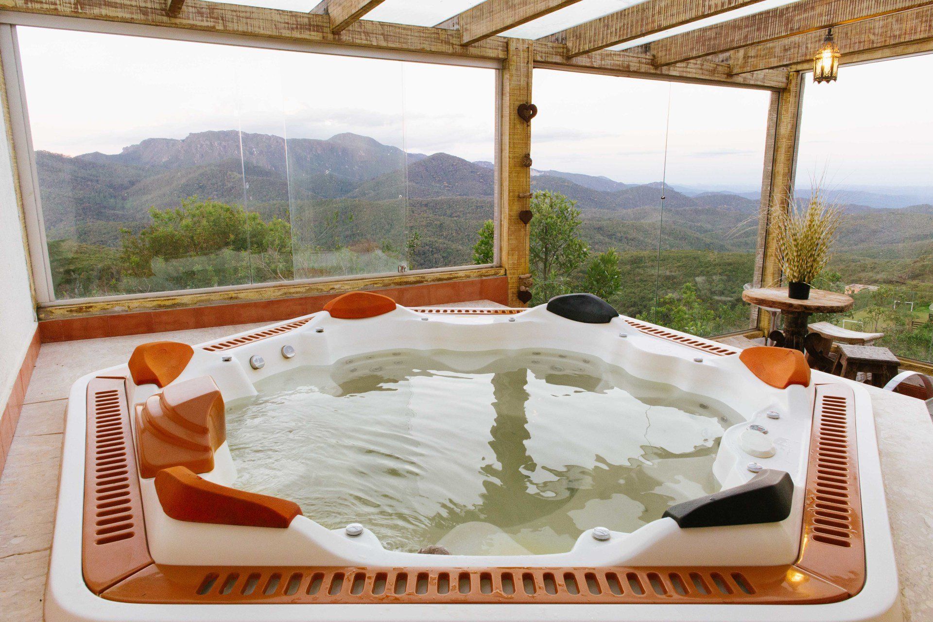 Uma banheira de hidromassagem com vista para as montanhas ao fundo