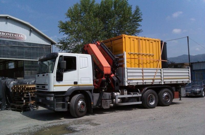 Camion sulla strada