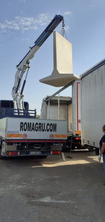 Autogrù vicino allo scheletro di una struttura