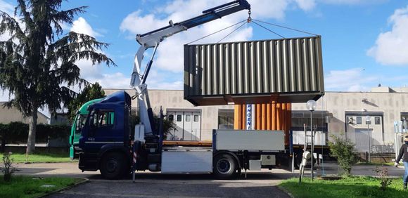 Autogru vicino a cantiere