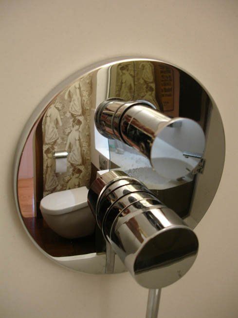 Thermostatic shower valve