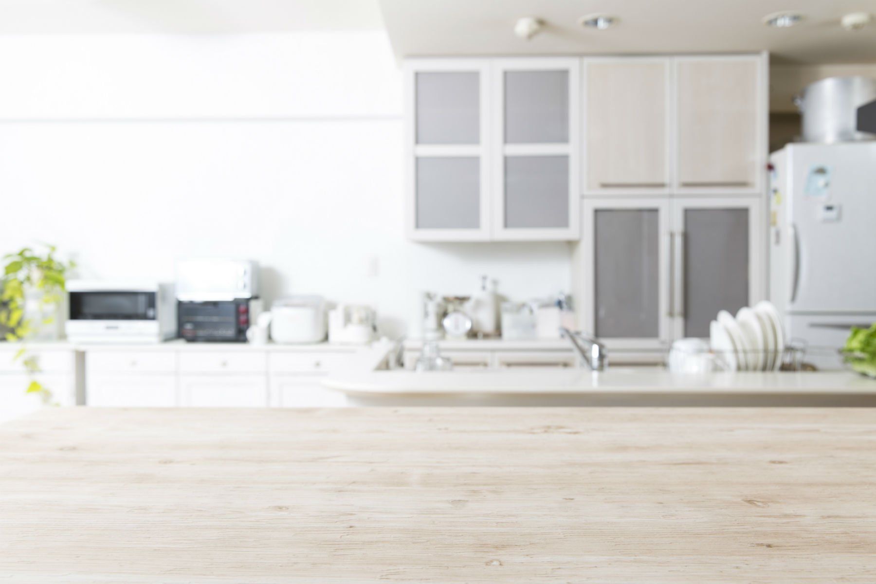 cucina moderna con arredi in legno chiaro