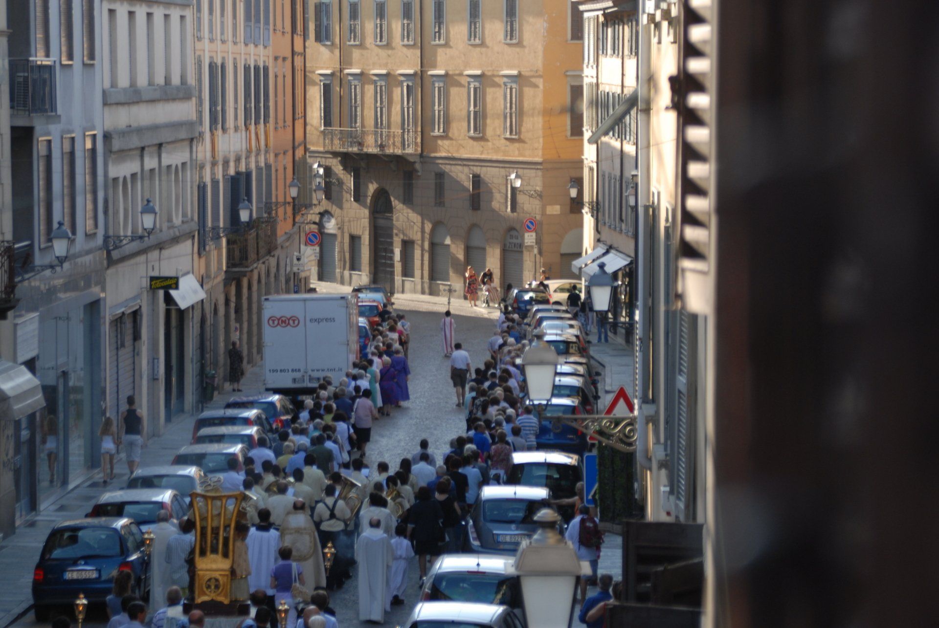 Via Borgo Palazzo a Bergamo, quartiere storico a Bergamo, Borgo Storico, processione di Sant'Anna.