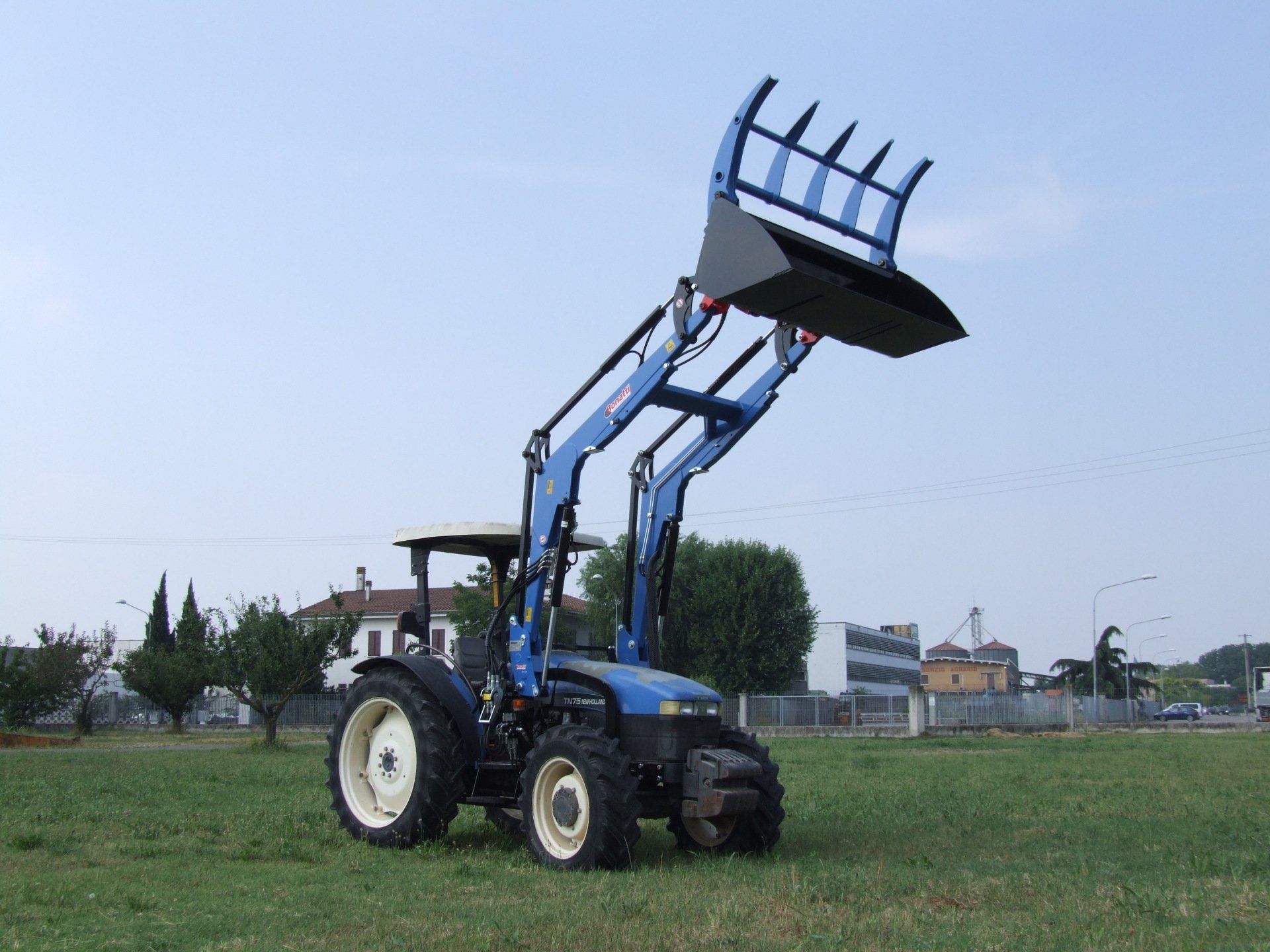Caricatore frontale Mod. CF2 Benna con trattenitore