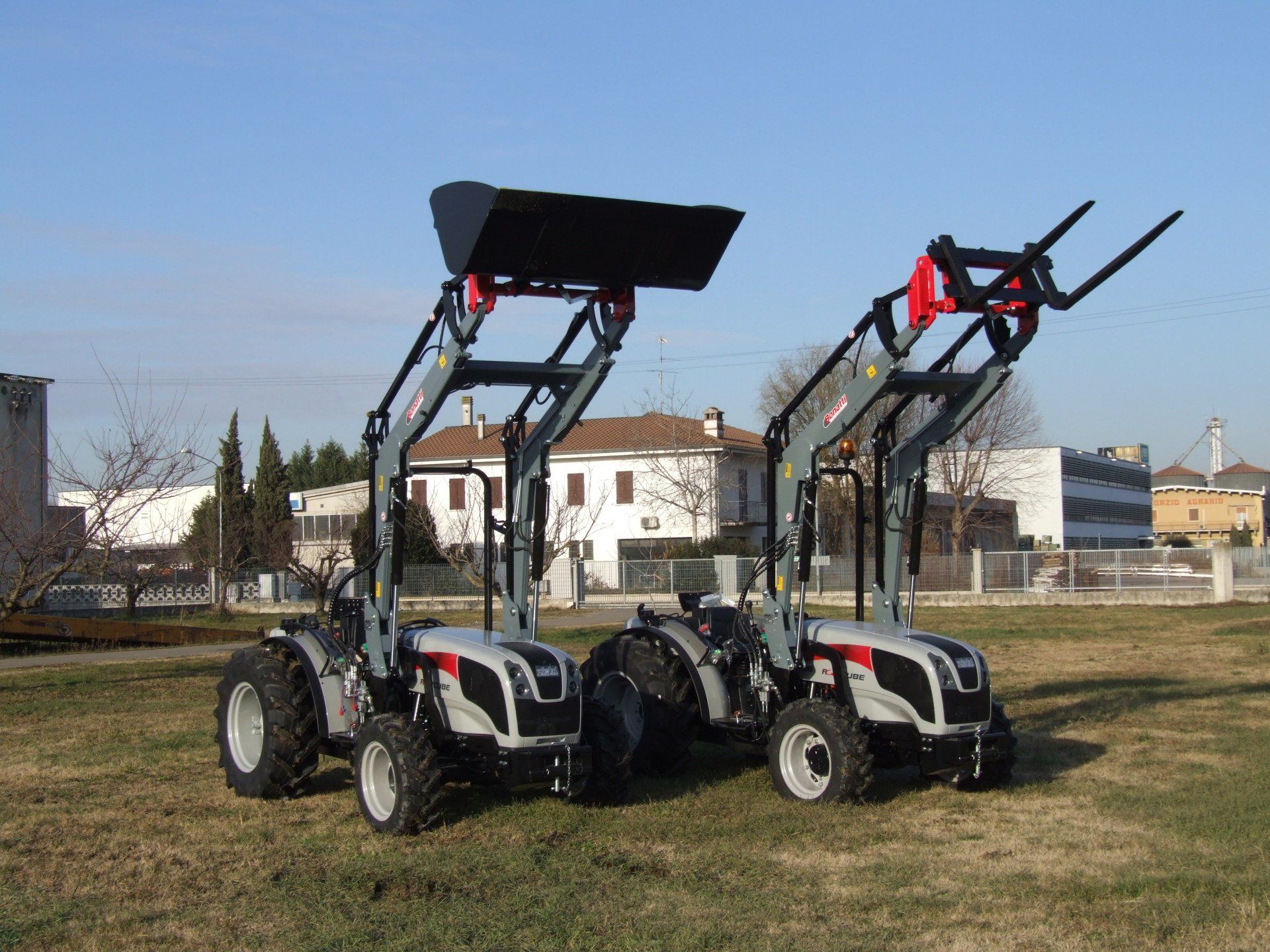 Caricatore frontale Mod. CF1 Benna terra - Forca pallet