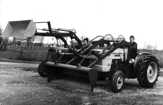 Machines with blades for earth lifting