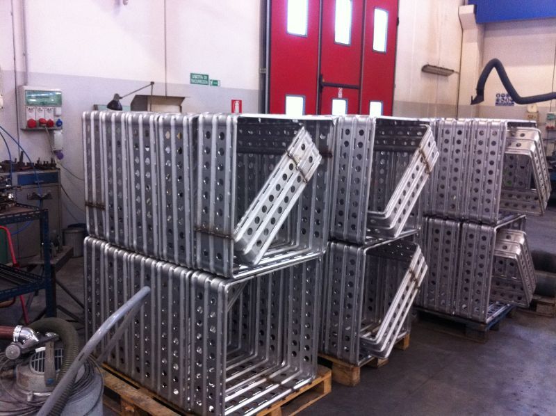produzione in serie di cesti in acciaio inox