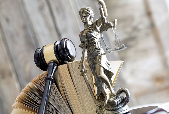 martelletto e statua dea giustizia in studio