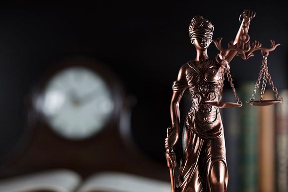 statua dea della giustizia bendata con bilancia