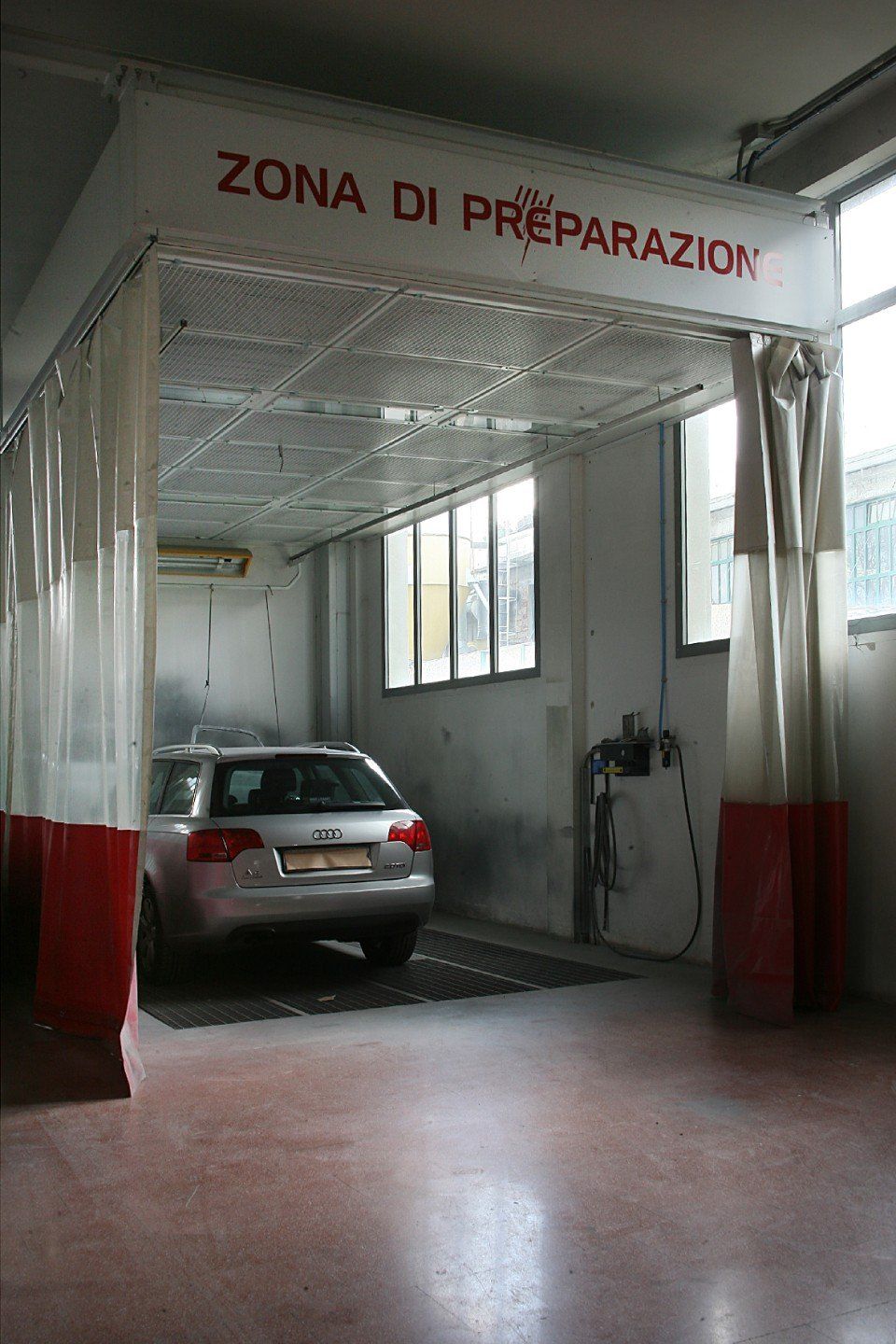 interno officina con macchina cliente