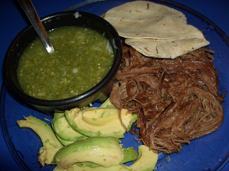 Produce carne deshebrada para la industria alimentaria