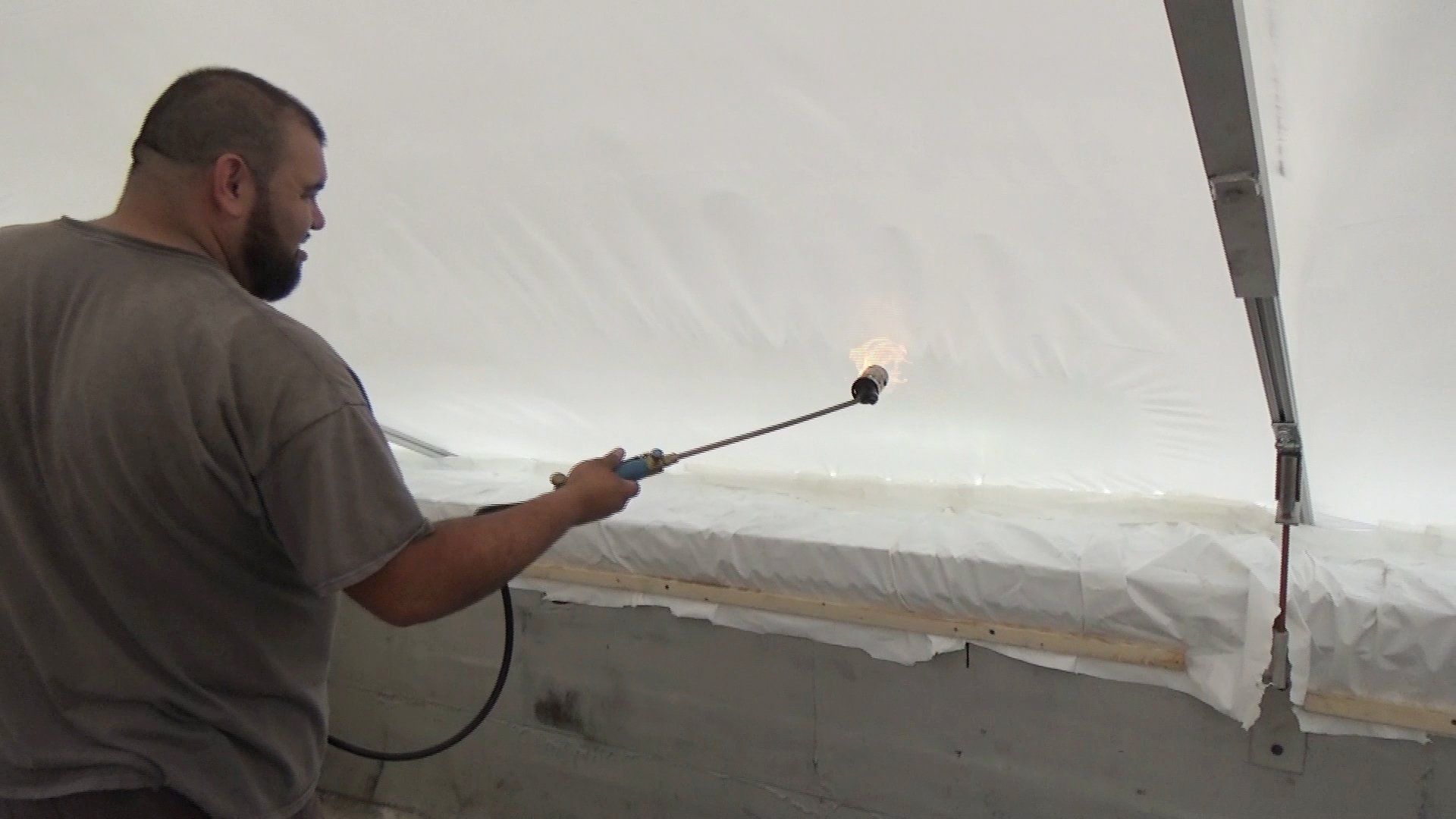 Worker warming construction grade 12mm shrinkwrap construction tent interior