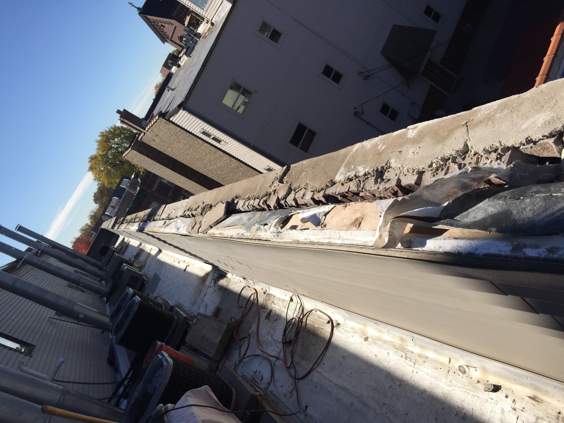 Wet masonry and frame combo parapet wall