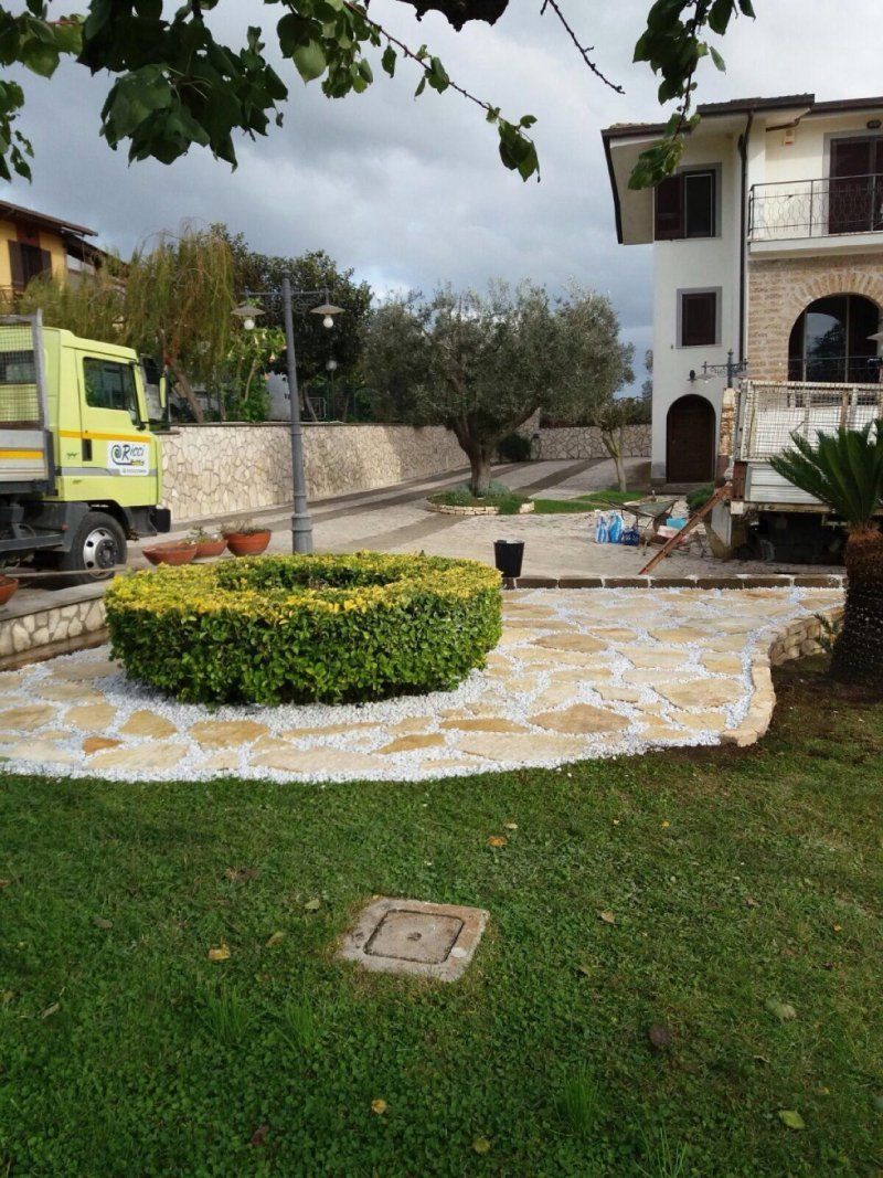 Vialetto giardino con siepe
