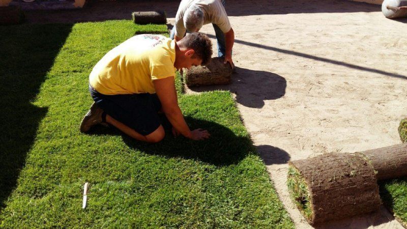 Alcuni giardinieri durante il lavoro