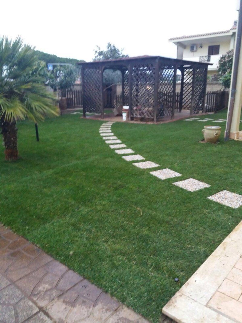 gazebo di legno in un giardino