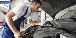 meccanico mentre ripara un automobile
