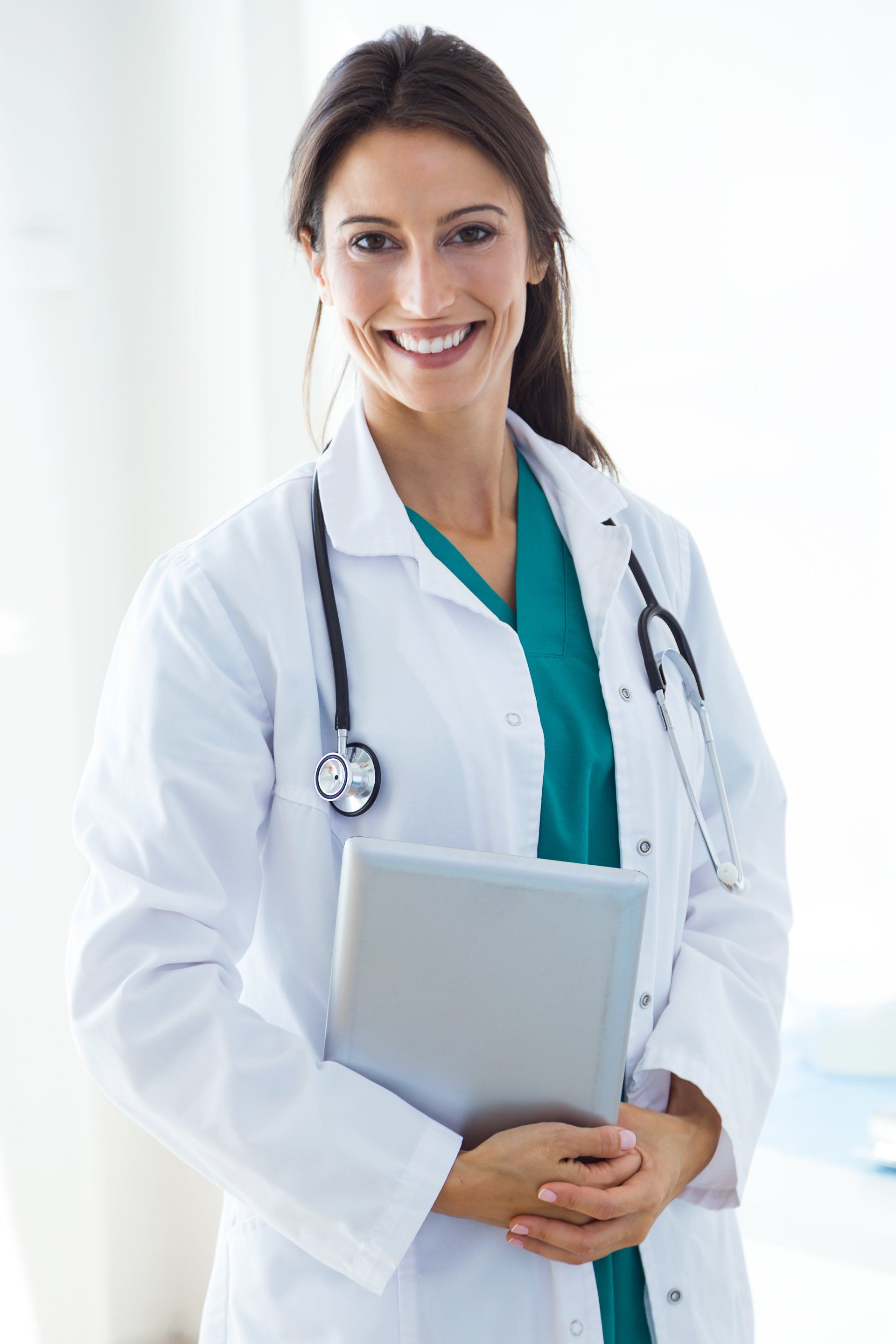 Una doctora sonríe mientras sostiene una tableta.