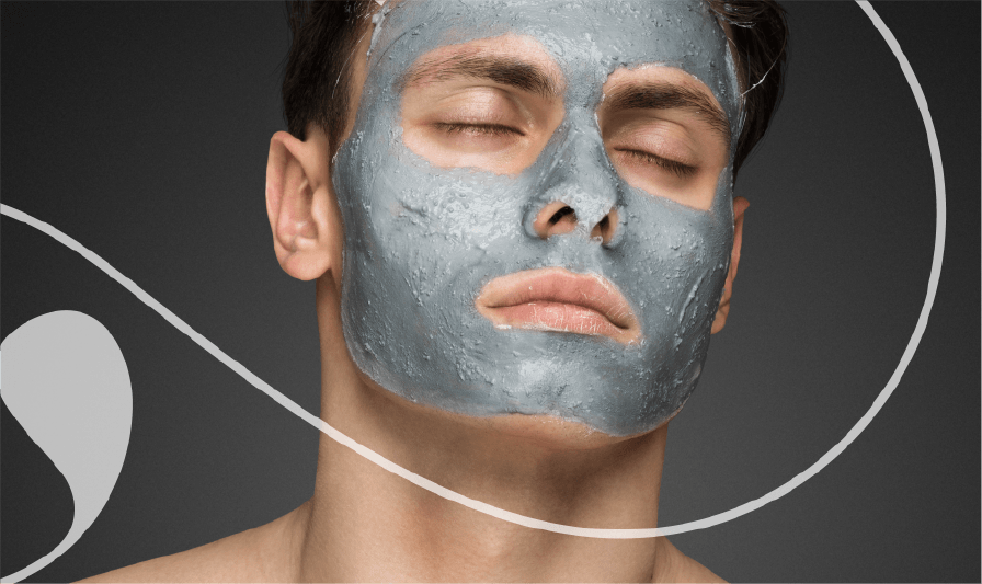 Un hombre lleva una máscara azul en su cara.