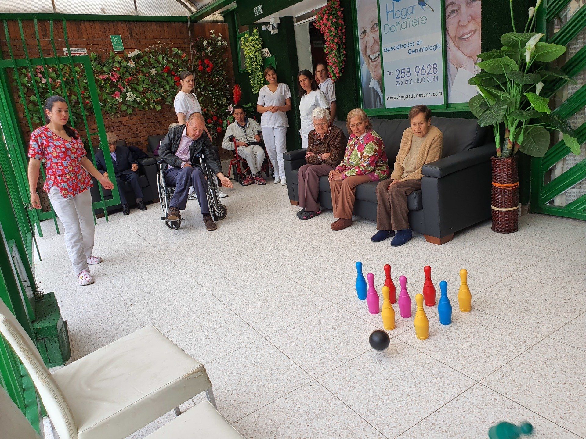 Diversos juegos para los adultos mayores en el Hogar Geriátrico Doña Tere
