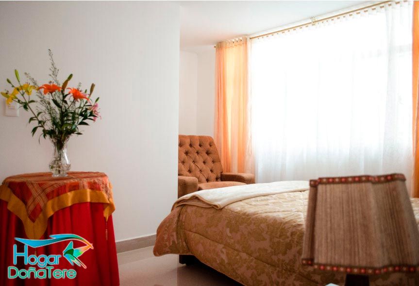 Habitaciones amplias y privadas en el Hogar Geriátrico Doña Tere, Bogotá Colombia