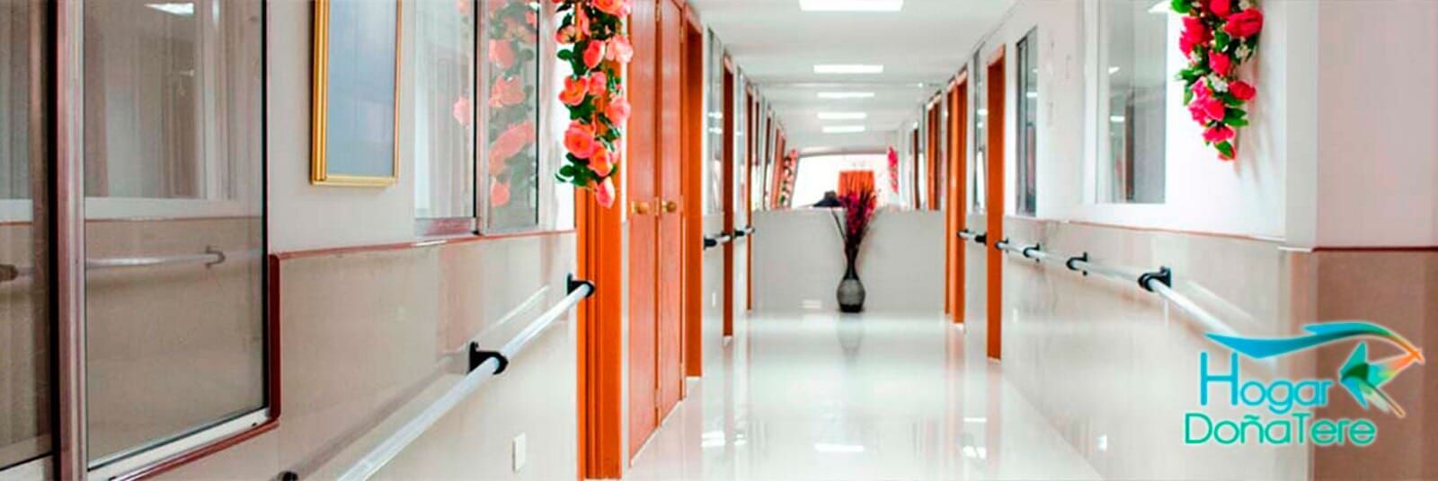 Pasillos interiores de la Sede B del Hogar Geriátrico Doña Tere, Bogotá Colombia
