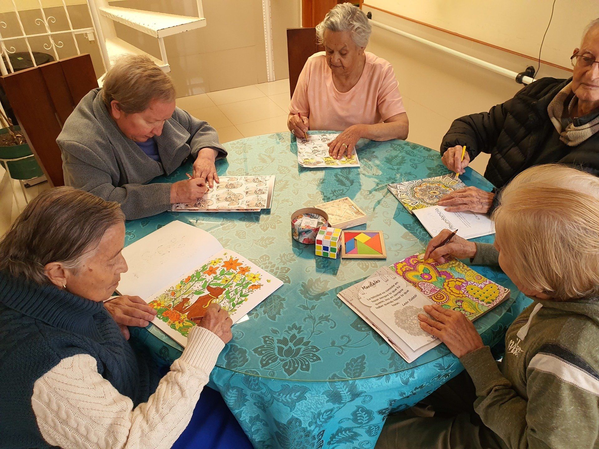 Clases de pintura para hacer feliz a nuestros adultos mayores en el Hogar Geriátrico Doña Tere