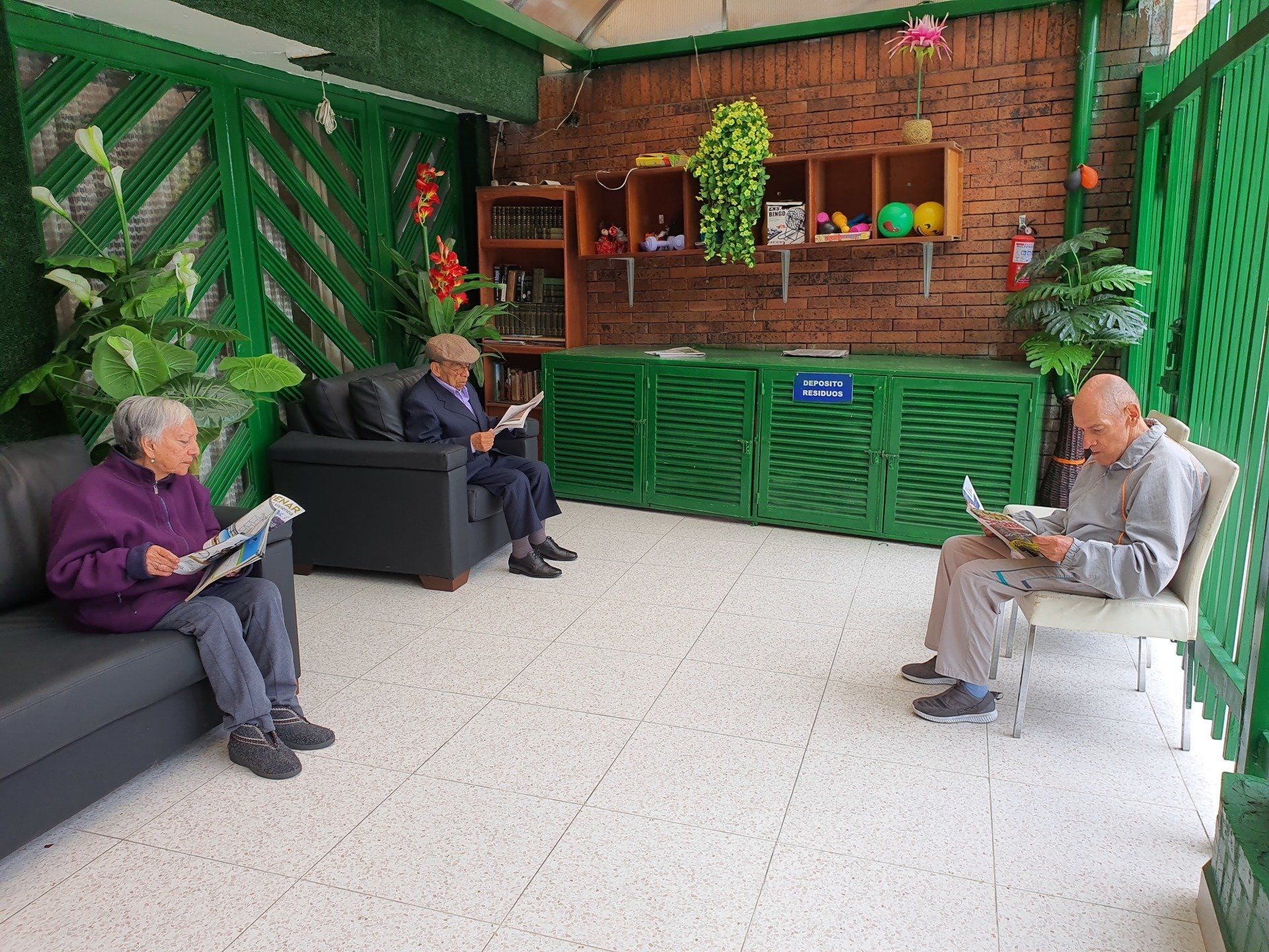 Lectura diaria de nuestros adultos mayores de prensa nacional y biblioteca privada en el Hogar Geriátrico Doña Tere