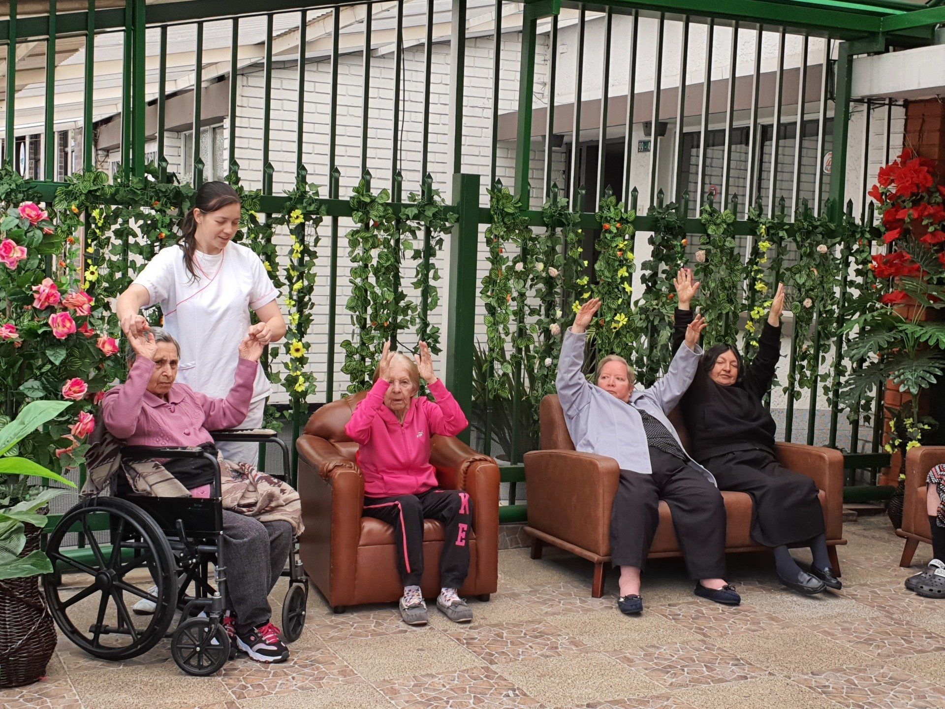 Terapias físicas y ocupacionales, además de helioterapia para abuelos en el Hogar Geriátrico Doña Tere