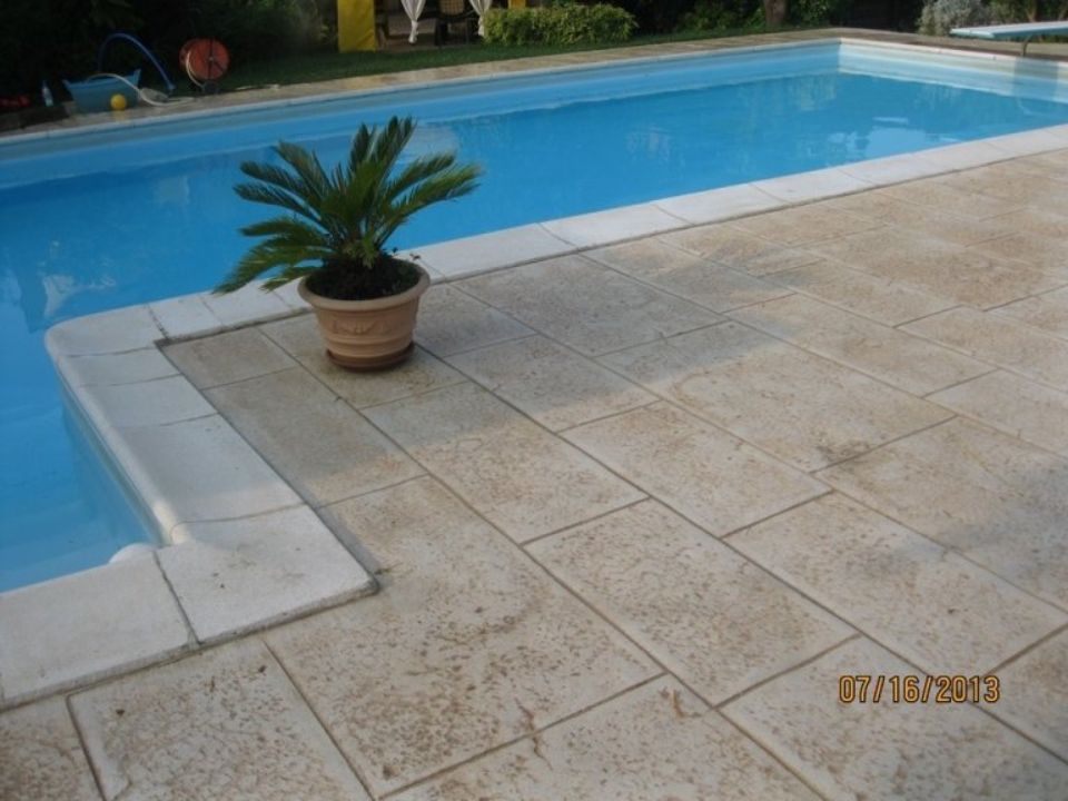 pavimento stampato a bordo piscina