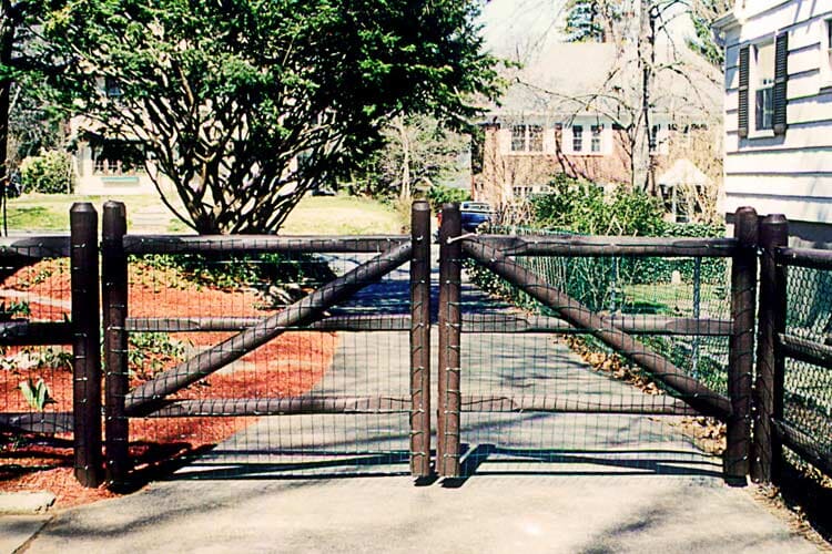 Fence Made Of Wood And Screen — Thornwood, NY — Harry Hudd Architectural Landscapes