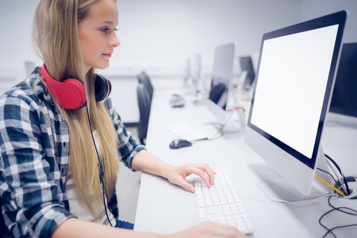 Studentessa al computer