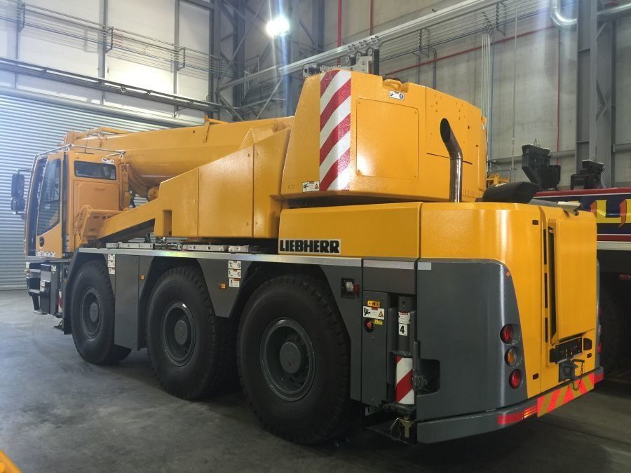 Different sizes cranes