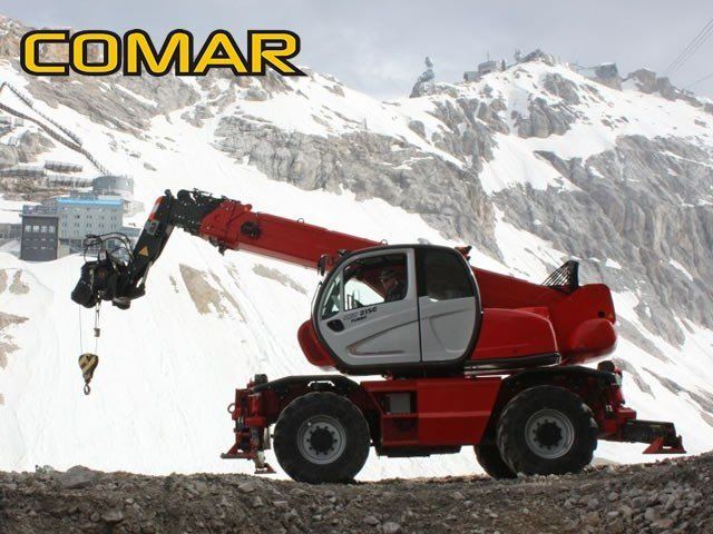 piattaforma aerea in azione su montagna