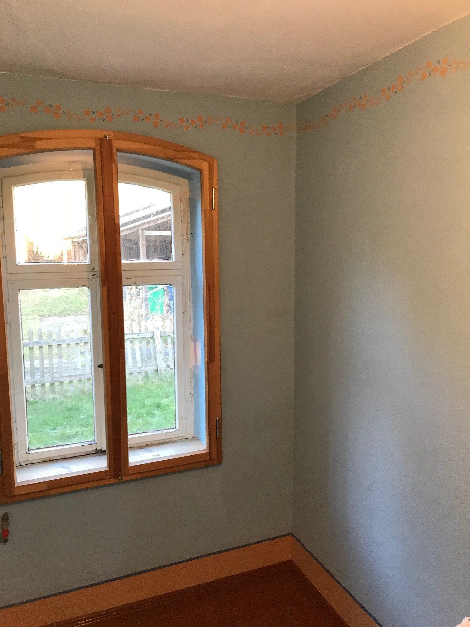 In der ecke des zimmers ist ein fenster.