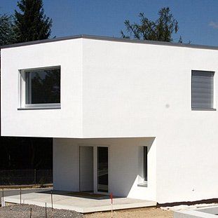 Ein weißes Haus mit einem blauen Himmel im Hintergrund