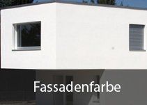 Ein weißes Gebäude mit zwei Fenstern und der Aufschrift „Fassadenfarbe“.