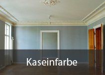 Ein leerer Raum mit blauen Wänden und einer weißen Decke.